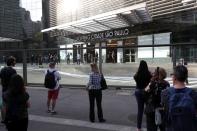 Foto del jueves de un grupo de personas haciendo fila para entrar al shopping Cidade Sao Paulo en medio de la pandemia de coronavirus