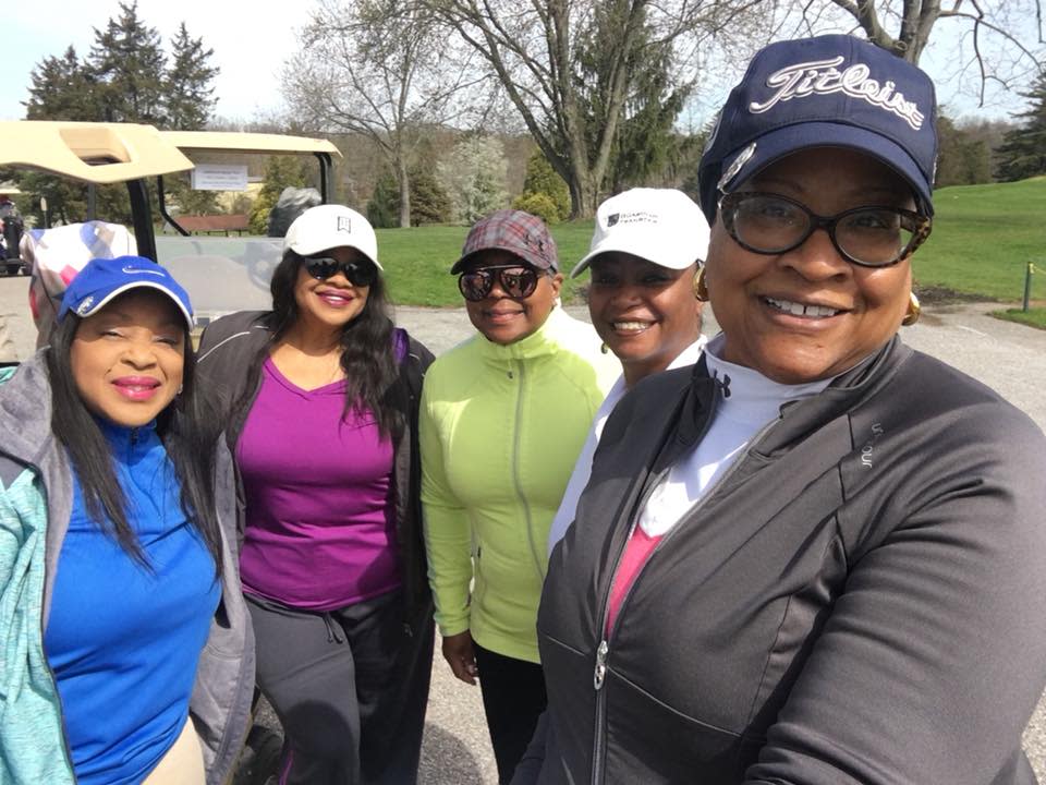 Sandra Thompson con el grupo de amigas que vivieron el incidente en el campo de golf de Grandview Golf Club en York, Pensilvania. / Foto: Facebook sandra.thompson.188