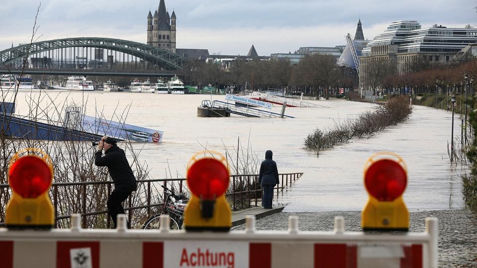 Hochwasser hat vielen Menschen an Rhein und Mosel und auch in anderen Regionen ein ungemütliches Wochenende gebracht. Bild: dpa