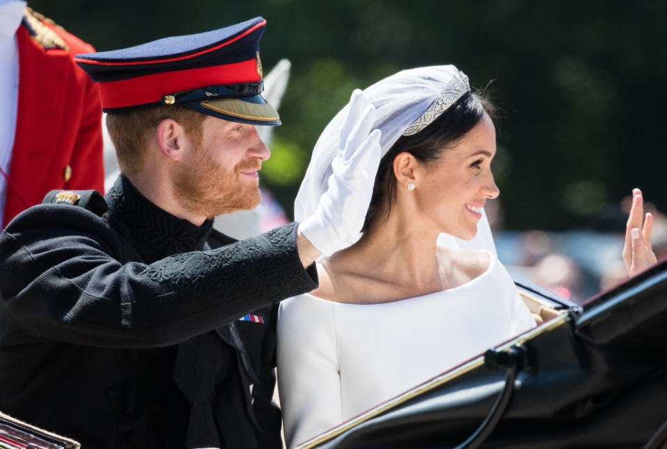 Meghan Markle et le prince Harry se marient le 19 mai 2018 dans la chapelle Saint George à Windsor. L’événement, au budget pharaonique de 36 millions d’euros, réunit près de 2700 invités prestigieux - parmi lesquels Elton John, Ed Sheeran, ou encore Tom Hardy -, et plus de 1,9 milliard de téléspectateurs dans le monde. Seule ombre au tableau : le père de Megan, Thomas Markle, avec lequel la duchesse du Sussex entretient des relations ombrageuses, n’est pas présent lors du mariage. C’est donc le prince Charles qui se charge d’escorter sa belle-fille, sublime dans sa robe Givenchy signée Clare Waight Keller, jusqu’à l’autel. (<em>Pool/Samir Hussein/WireImage</em>)