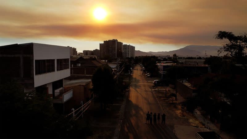 FOTO DE ARCHIVO. La nube de humo formada por los incendios forestales filtra el sol en las afueras de Santiago