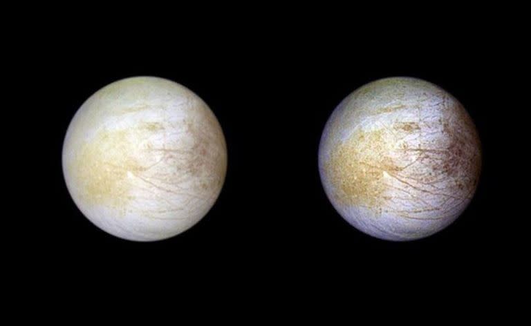 Esta vista compuesta en color muestra la luna Europa en color natural (izquierda) y en color mejorado (derecha). La mancha amarillenta es Tara Regio, la región geológica donde se ve la mayor cantidad de CO2 y donde el Hubble detectó sal del océno (NASA)