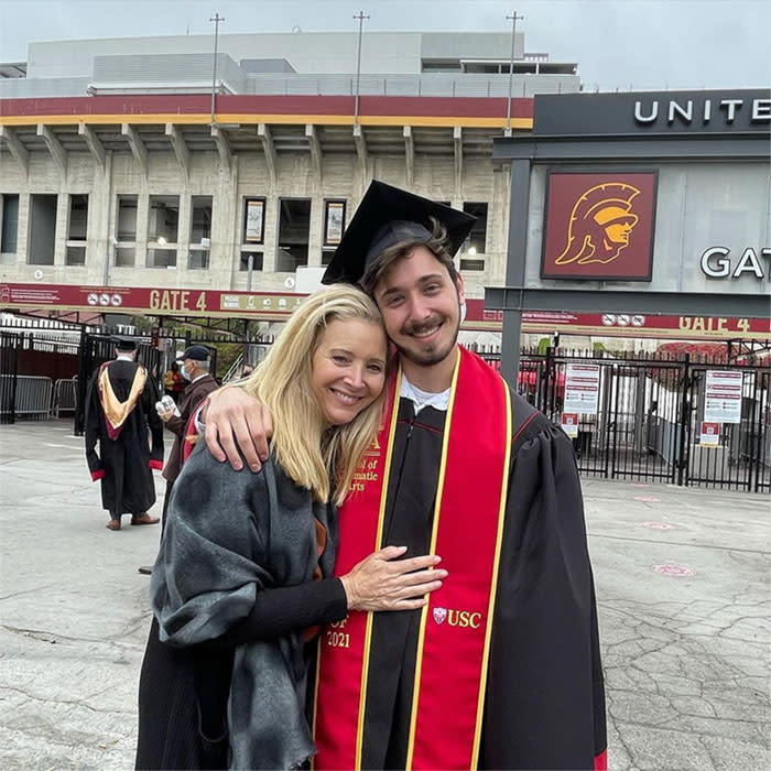 Lisa Kudrow con su hijo recién graduado