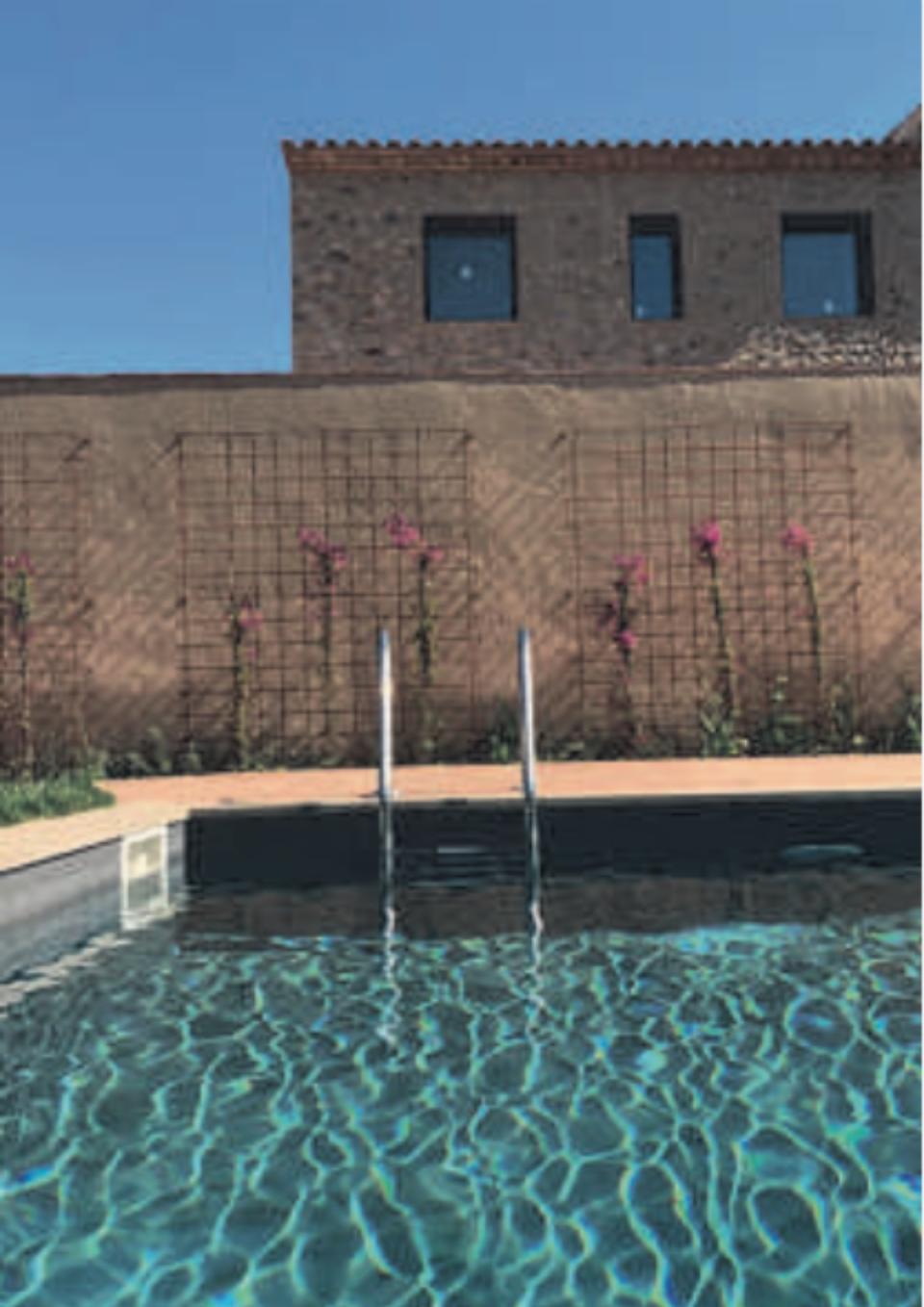 El Residencial Mas Sagrera tiene también una piscina comunitaria para las siete viviendas. (Foto: <a href="http://www.tronc3.com/es/obra-de-rehabilitacion/" rel="nofollow noopener" target="_blank" data-ylk="slk:TRONC3;elm:context_link;itc:0;sec:content-canvas" class="link ">TRONC3</a>).