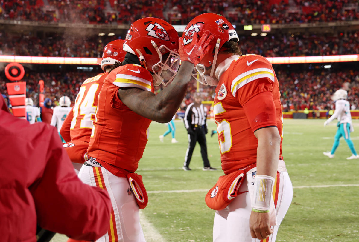 Chiefs handle brutal conditions of 4th coldest game in NFL history, beat Dolphins to move on to potential road playoff game