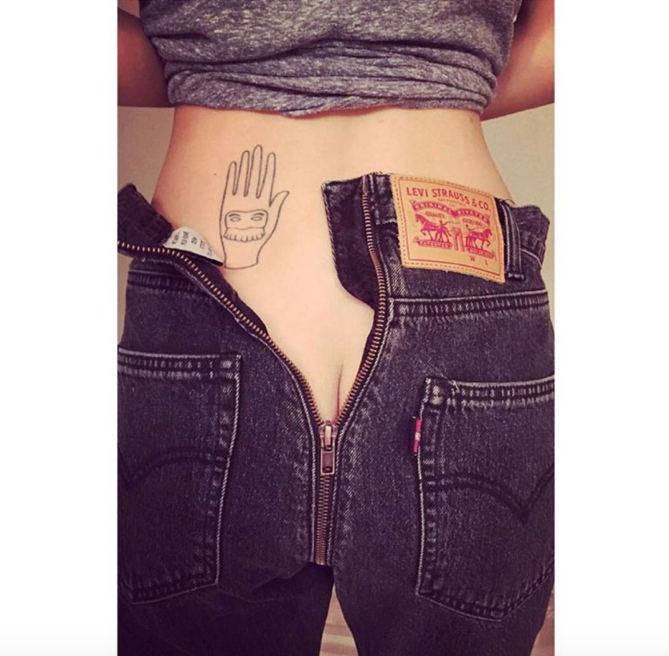 <p>Bare-Butt (zu Deutsch „Nackter Po“) heißt der neue Jeans-Trend, der das gute alte Bauarbeiter-Dekolleté aufleben lässt. (Bild: Instagram/vetements_official) </p>