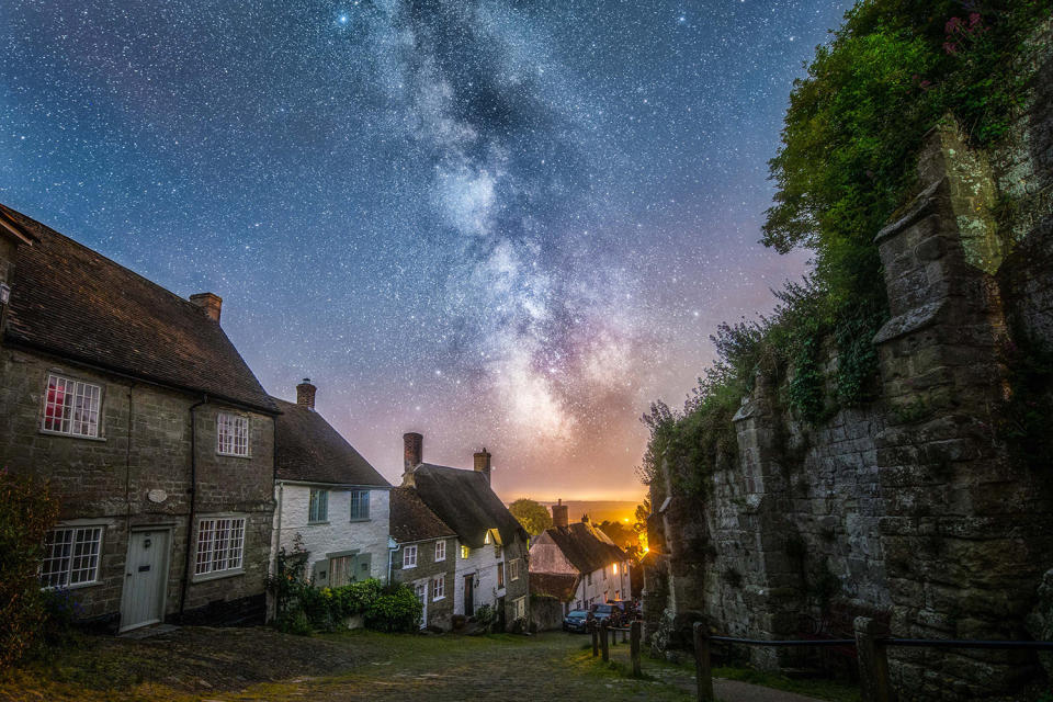 Hermosas imágenes de la Vía Láctea capturadas en los emblemáticos paisajes de Dorset