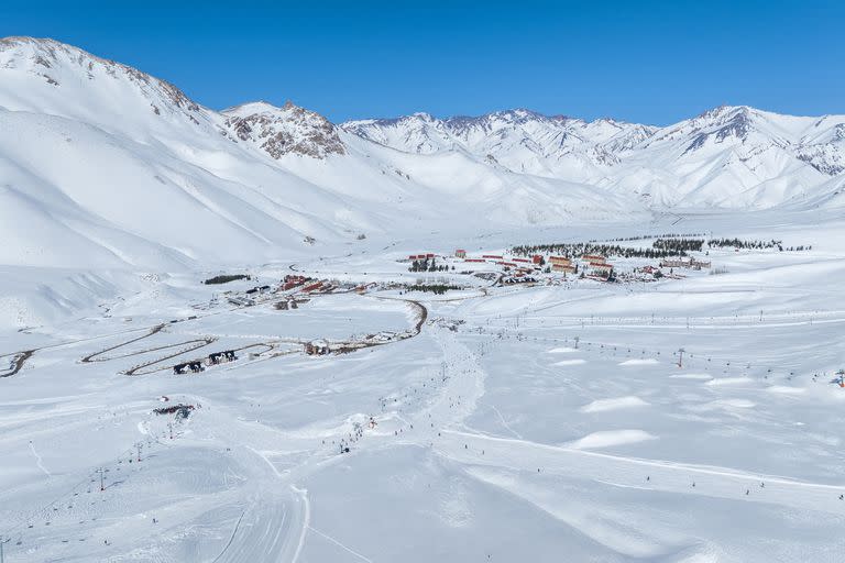 Las Leñas, bajo nieve, extiende la temporada de esquí