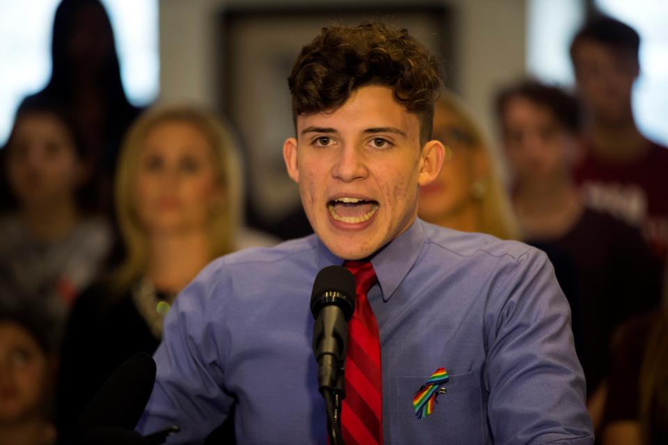 El español Alfonso Calderon, estudiante de la escuela secundaria Marjory Stoneman Douglas, ofrece una rueda de prensa en el Congreso de Florida en Tallahassee, Florida (Estados Unidos) hoy, 21 de enero de 2018. EFE/ Colin Abbey