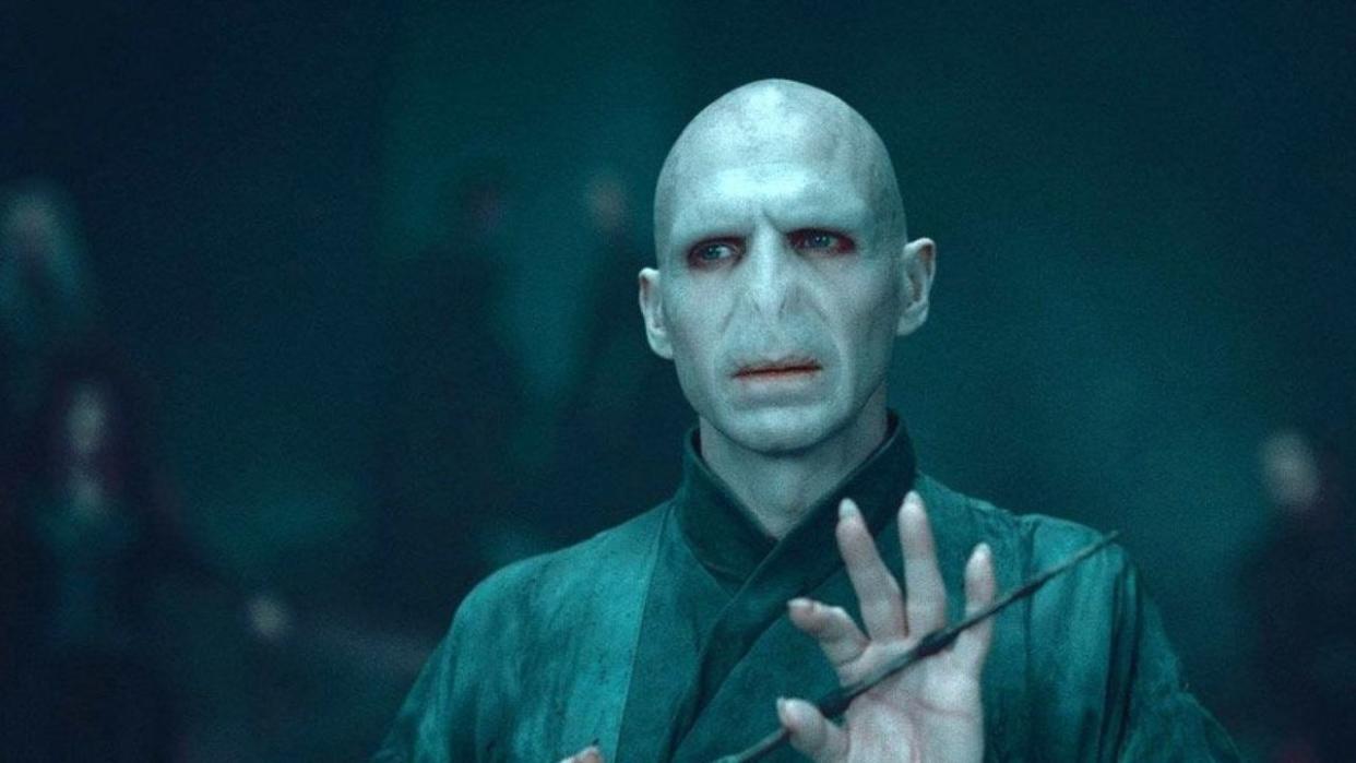  Ralph Fiennes with no nose as Voldemort in Harry Potter films. 