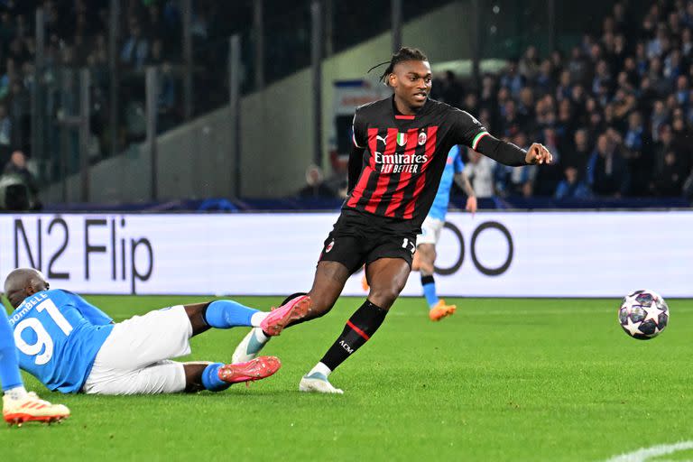 Napoli's French midfielder Tanguy Ndombele (L) attempts to tackle AC Milan's Portuguese forward Rafael Leao during the UEFA Champions League quarter-finals second leg football match between SSC Napoli and AC Milan on April 18, 2023 at the Diego-Maradona stadium in Naples. (Photo by Alberto PIZZOLI / AFP)