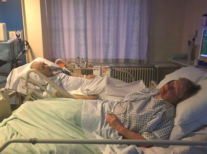 Mavis and Dennis Eccleston's daughter has shared the final photo of her mum and dad together in hospital (Twitter/@JoyMunns)