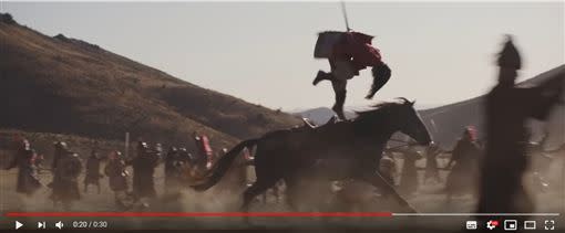 《花木蘭》新預告中，劉亦菲在馬背上翻了一圈的超高難度動作驚艷網友。（圖／翻攝自YouTube）