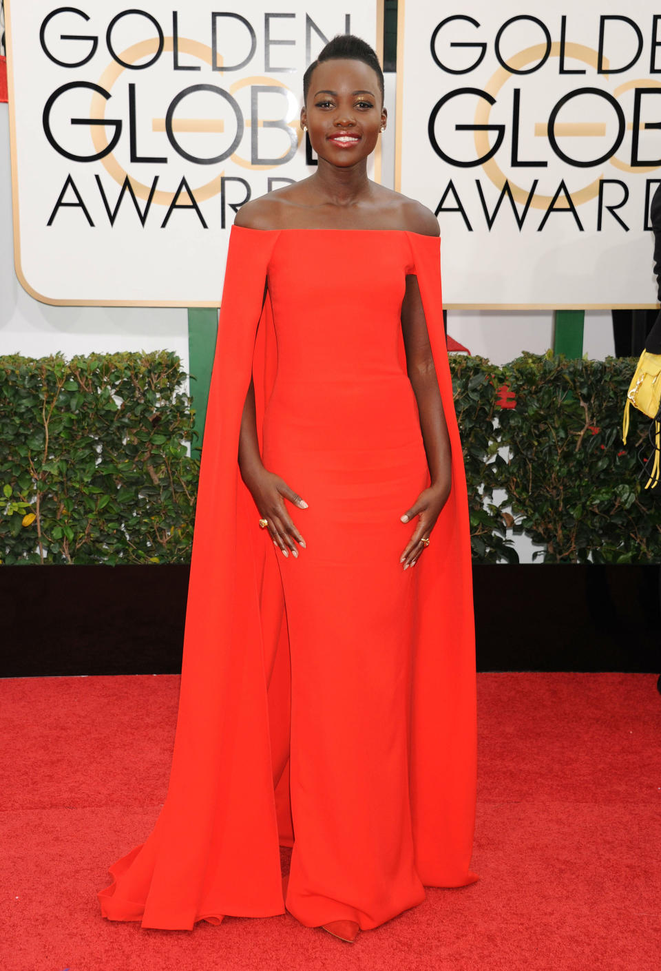 <p>En la alfombra roja de los Globos de Oro, en cambio, desfiló con un vestido rojo de Ralph Lauren que le sentaba de maravilla. (Foto: Gtres). </p>