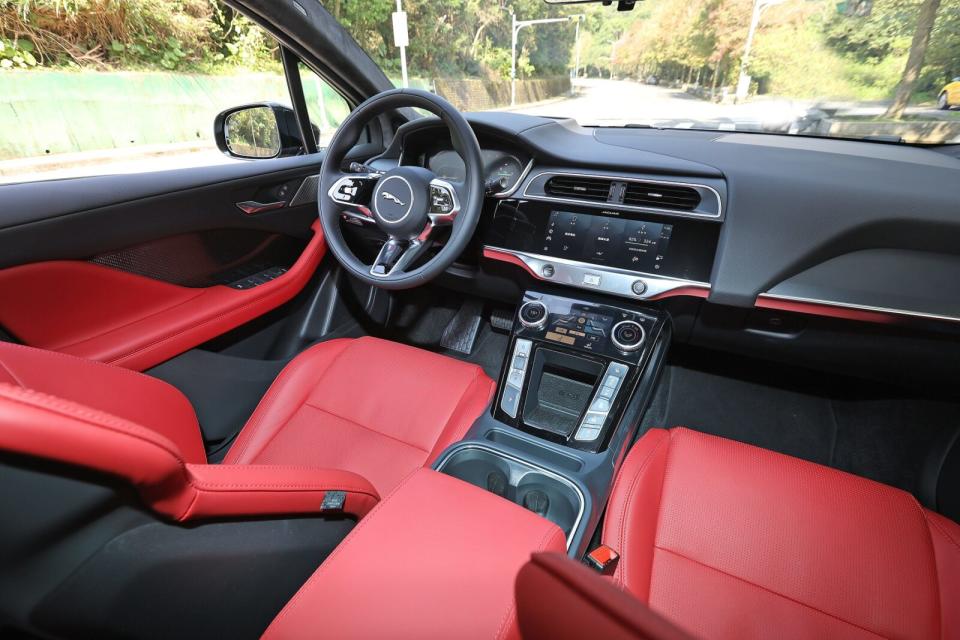新年式車型的內裝鋪陳格局未變，採黑/鮮豔紅對比強烈的雙色調設計，不僅營造出鮮明的運動跑格，更展現出Jaguar一貫的高級奢華品味。