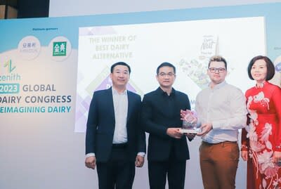 Vinamilk was honored to receive the “Best Dairy Alternative 2023 Award” with Vinamilk Super Nut (PRNewsfoto/Vinamilk)