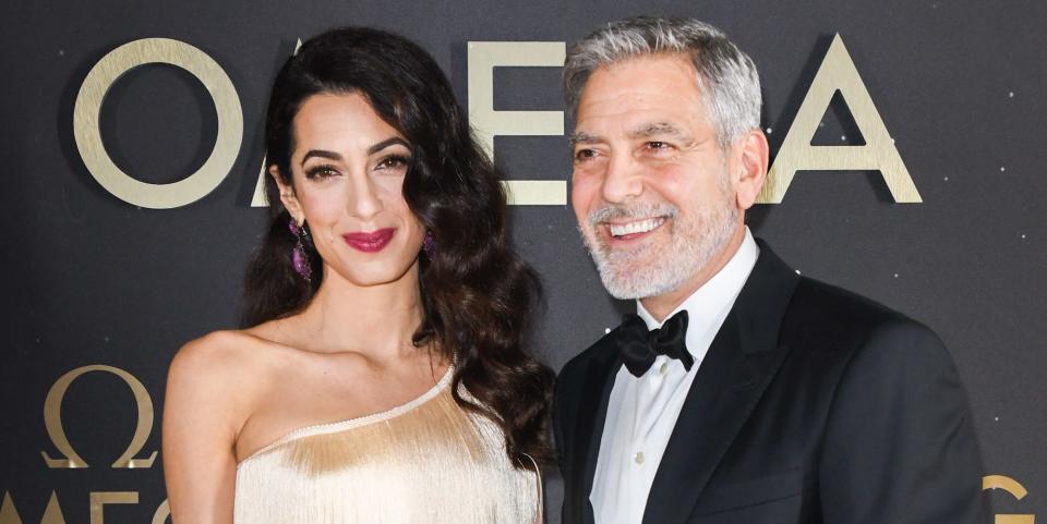 <p>Amal completó su look con aretes de rubíes de Lorraine Schwartz, que combinaron con su labial, además de accesorios dorados.<br><br>Glamour </p>