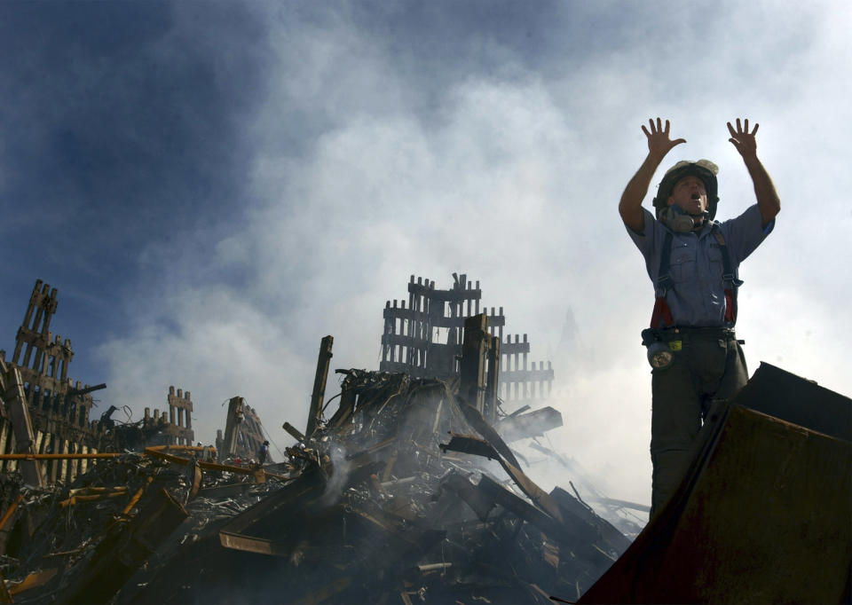 Un bombero neoyorquino solicita refuerzos mientras que busca entre los escombros a las víctimas. <br><br>Foto: REUTERS/Journalist 1st Class Preston Keres/U.S. Navy Photo/Handout