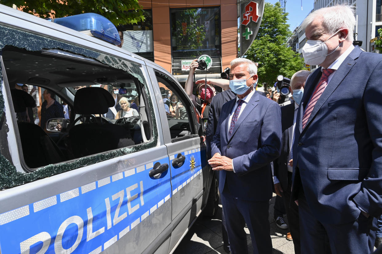 Bundesinnenminister Horst Seehofer (rechts) und Landesinnenminister Thomas Strobl inspizieren ein zerstörtes Polizeifahrzeug. (Bild: Getty Images)