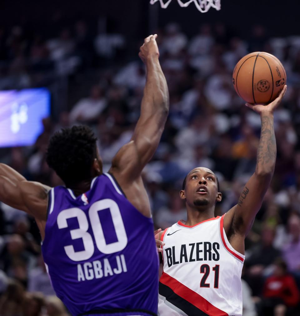Portland Trail Blazers guard Jamaree Bouyea (21) goes to the hoop against Utah Jazz guard <a class="link " href="https://sports.yahoo.com/nba/players/6704" data-i13n="sec:content-canvas;subsec:anchor_text;elm:context_link" data-ylk="slk:Ochai Agbaji;sec:content-canvas;subsec:anchor_text;elm:context_link;itc:0">Ochai Agbaji</a> (30) during the game at the Delta Center in Salt Lake City on Tuesday, Nov. 14, 2023. | Spenser Heaps, Deseret News