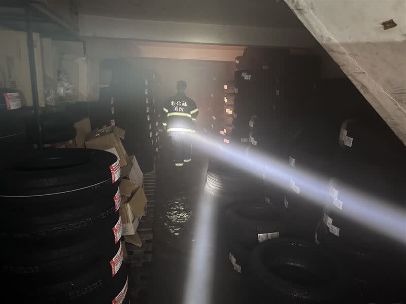 消防人員迅速控制火勢後，進入火場搜救。(圖／翻攝畫面)