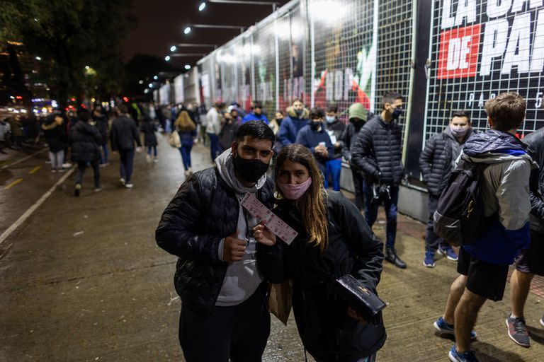 Hinchas hacen fila para retirar entradas del  partido de la Selección Argentina contra Bolivia en el estadio Monumental de River Plate.