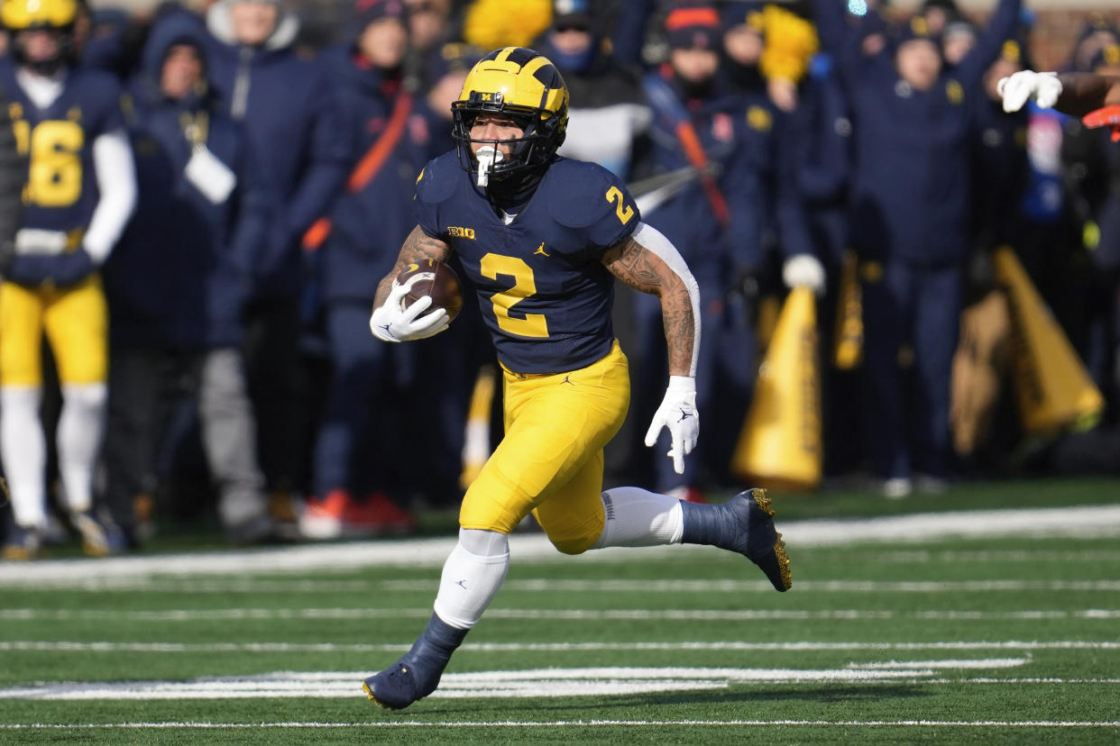 Michigan running back Blake Corum (2) has been one of the best running backs in the nation for an 11-0 team, but his injury status is up in the air. (AP Photo/Paul Sancya)