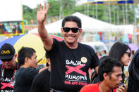 Chef Boy Logro waves to the crowd during the 2012 Metro Manila Film Festival Parade of Stars on 23 December 2012. (Angela Galia/NPPA Images)