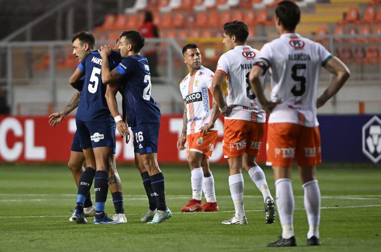 El colombiano Kevin Mantilla recibe el saludo de su compañero Gastón Benavídez; el zaguero convirtió con un remate de cabeza la apertura del marcador en el desierto de Calama