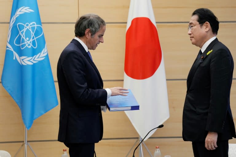 Rafael Grossi (G), directeur général de l'Agence internationale de l'énergie atomique (AIEA), présente le rapport complet de l'AIEA sur le rejet de l'eau traitée de Fukushima au Premier ministre japonais Fumio Kishida lors de leur rencontre  à Tokyo, le 4 juillet 2023 (POOL/AFP - Eugene Hoshiko)