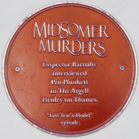 Midsummer Murders Plaque Where Inspector Barnaby interviewed Pru Plunkett in the Argyll Henley on Thames - Credit: Mim Friday / Alamy Stock Photo