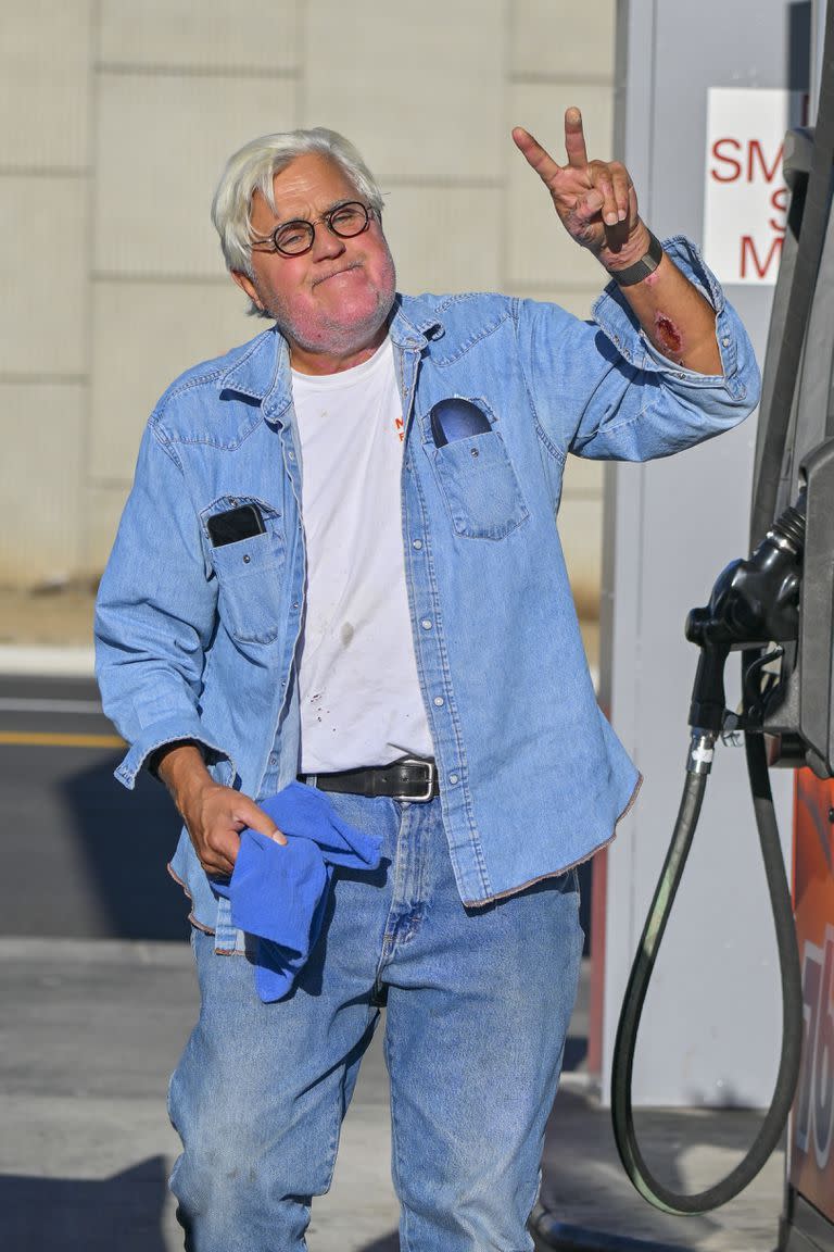 Jay Leno es visto por primera vez dirigirse a un estudio tras ser dado de alta del centro de quemados, luego de su accidente en el garage de su casa