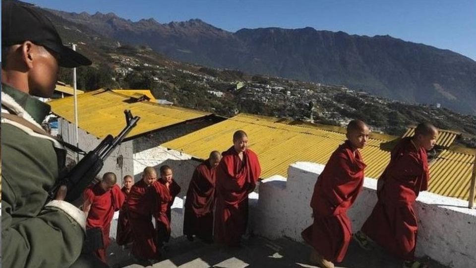 印度指中國在東段爭議地區阿魯納爾邦附近控制線附近新建村莊。圖為印度一側，那片爭議地區被中國稱為藏南