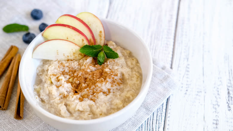 Oatmeal with apples and cinnamon