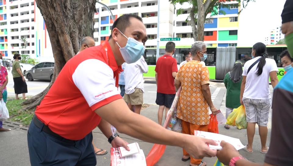 Progress Singapore Party candidate Muhammad Taufik Supan handing out pamphlets during the party's walkabout at Chong Pang Market on 21 June 2020. (PHOTO: Nicholas Tan/Yahoo News Singapore)