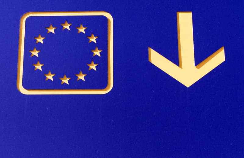An arrow is seen next to an EU flag over the entrance to a cafe in Bucarest. On December 30, the Spanish EU presidency announced that Romania and Bulgaria will be partially integrated into the Schengen area of free movement in March. Jens Kalaene/dpa-Zentralbild/dpa