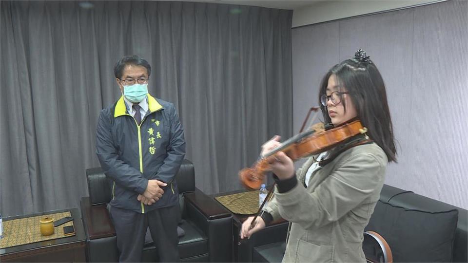 天才小提琴少女蕭道圓拜會台南市長　黃偉哲秒變粉絲幫催票