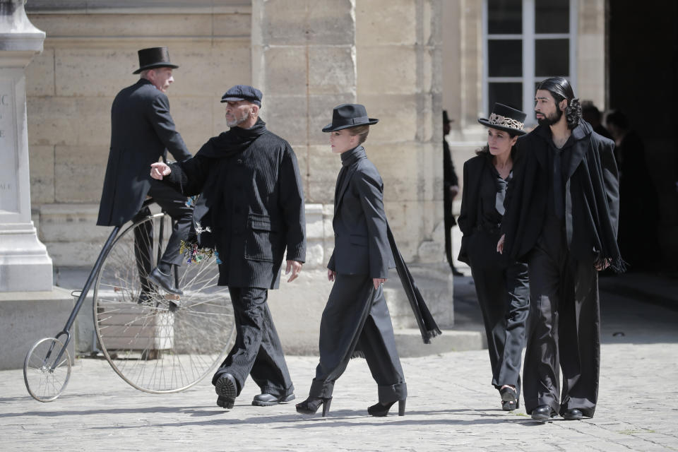 Una modelo luce una creación en el desfile de la colección de alta costura otoño/invierno 2022-2023 de Franck Sorbier el miércoles 6 de julio de 2022 en París. (Foto AP/Lewis Joly)