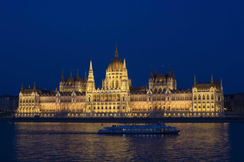 Ungarns Hauptstadt Budapest hat es auf den achten Platz der freundlichsten Städte der Welt geschafft. Besucher schätzen besonders die architektonische Schönheit sowie die Bewohner, die dank ihres Humors und ihrer Gastfreundlichkeit punkten. Im Vergleich zum vergangenen Jahr hat Budapest zwei Plätze gutmachen können. (Bild-Copyright: Oscar Gonzalez/NurPhoto/REX)