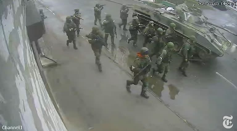 Las imágenes de las cámaras de seguridad obtenidas por The Times mostraban a las tropas rusas entrando de nuevo en Bucha, cerca del número 144 de la calle Yablunska, los días 3 y 4 de marzo.