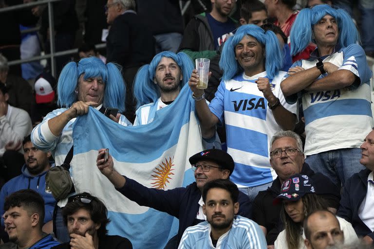 Hinchas argentinos en las tribunas del estadio de Saint-Étienne para alentar a los Pumas