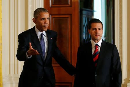 US President Barack Obama and Mexico President Enrique Pena Nieto (R) hold a news conference at the White House in Washington, U.S. July 22, 2016. REUTERS/Carlos Barria