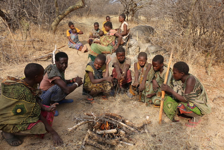 <span class="caption">Hadza women lightly roasting starch and fibre-rich //ekwa tubers.</span> <span class="attribution"><span class="source">Jeff Leach</span>, <span class="license">Author provided</span></span>
