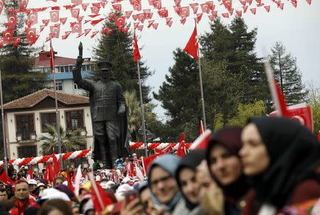 Supporters of Turkish President Tayyip Erdogan wait for his arrival during a rally for the upcoming referendum in the Black Sea city of Rize, Turkey, April 3, 2017. REUTERS/Umit Bektas