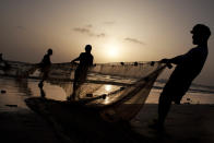 <p>Pakistani fishermen pull their net at a beach in Karachi, Pakistan, Feb 18, 2015. (AP Photo/Shakil Adil) </p>