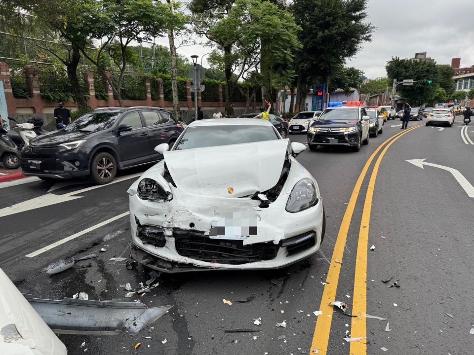 陳聖文母親駕駛的白色保時捷因猛烈撞擊車頭全毀。（翻攝畫面）