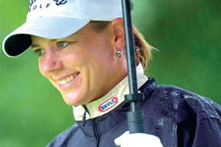 Annika Sorenstam sonríe durante la vuelta de práctica de ayer, que tuvo dificultades por la lluvia
