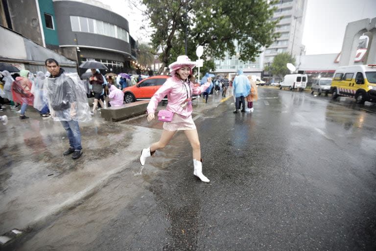 Las fans de Taylor Swift durante la espera bajo la lluvia para ingresar al recital, en el estadio Monumental