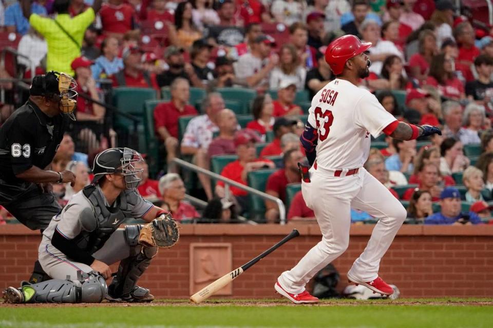 El torpedero de los Cardenales Edmundo Sosa batea un triple en el quinto inning del partido ante los Marlins de Miami, celebrao el 28 de junio de 2022 en San Luis.