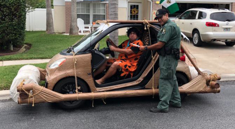 Un oficial del condado de Pasco en Florida detuvo a un hombre vestido como Pedro Picapiedra, el famoso personaje del dibujo animado. Foto: Oficina del alguacil del condado de Pasco.